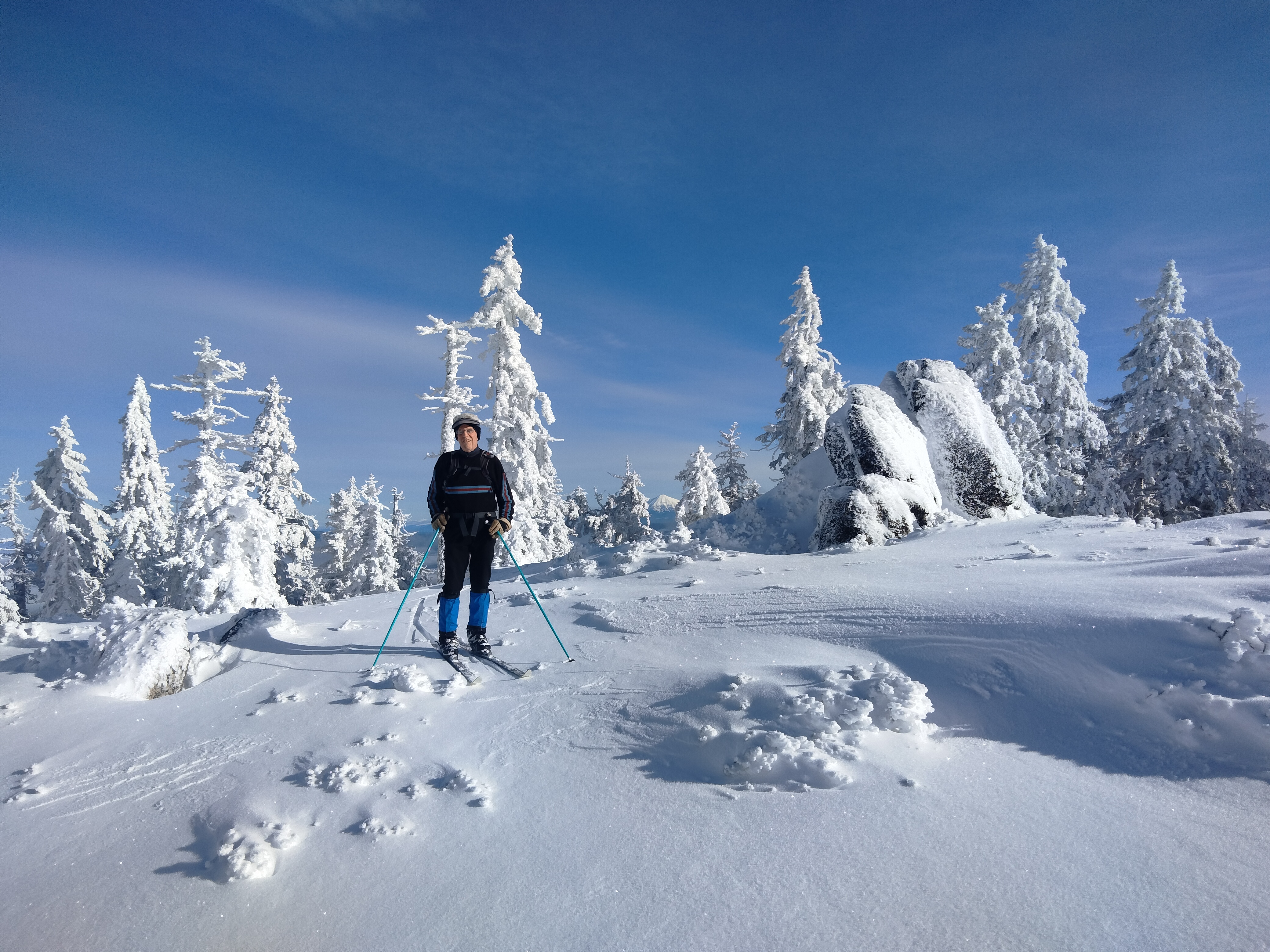 wiki/DayTours/2023-01-16-xc-ski-mt-ashland-knoll-wayne/wayne_on_the_knoll.jpg